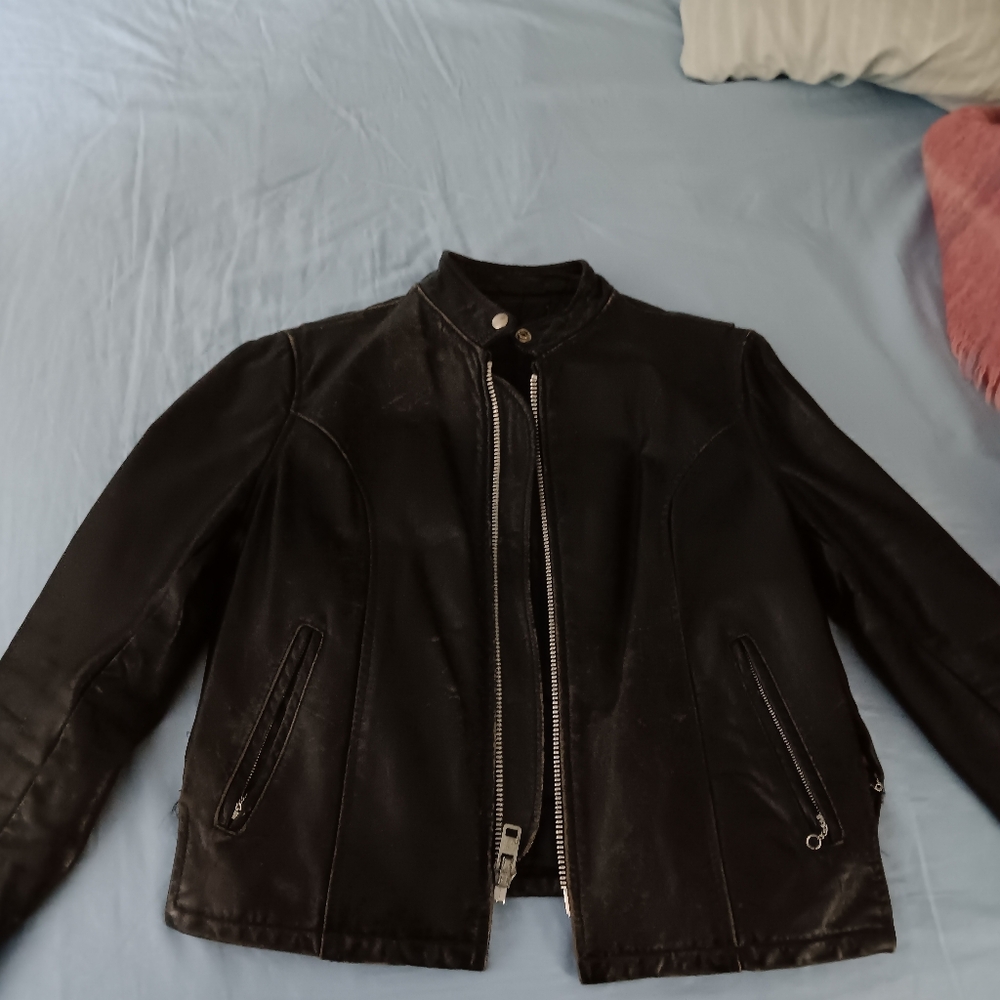 - Snyder, Women's Leather jacket, size: small color:black  Good Condi…